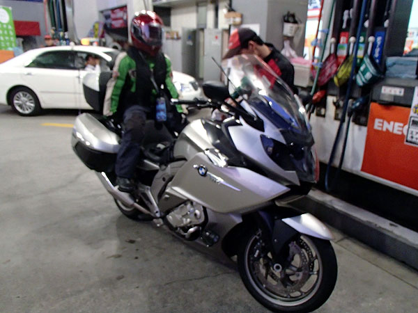 早朝環七沿いのＥＮＥＯＳで給油中